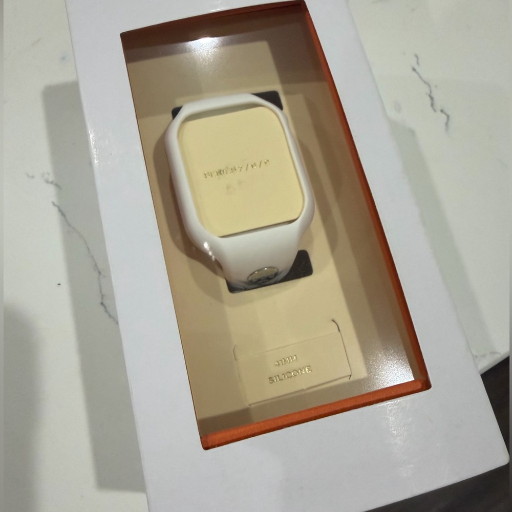 Tory Burch T Monogram White Silicone Apple Band in box - Picture 8 of 9